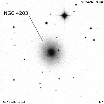 Negativní snímek oblohy NGC 4203